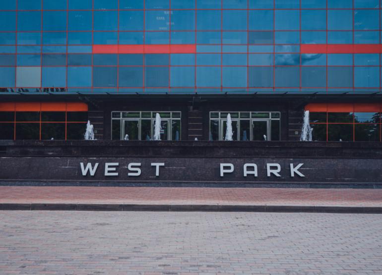 West Park: Вид входной группы снаружи
